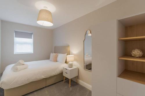 Stylish Windsor Getaway w Balcony - Free Parking - By Tempstay, Windsor (photo 4)