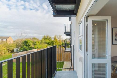 Stylish Windsor Getaway w Balcony - Free Parking - By Tempstay, Windsor (photo 5)