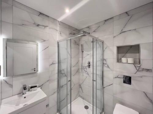 Stylish Windsor Getaway w Balcony - Free Parking - By Tempstay, Windsor (photo 6)
