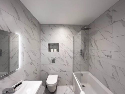 Stylish Windsor Getaway w Balcony - Free Parking - By Tempstay, Windsor (photo 7)