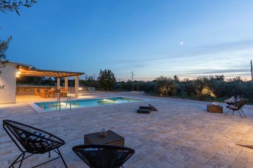 Peldbaseins, Villa Oliveto with pool in Smilcic