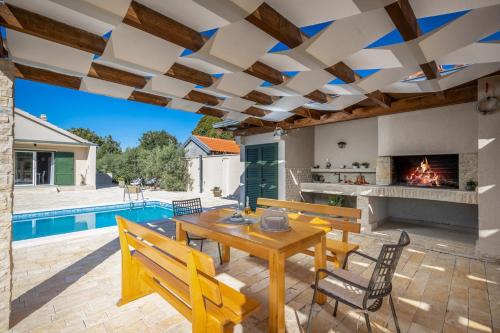 Balkons/terase, Villa Oliveto with pool in Smilcic