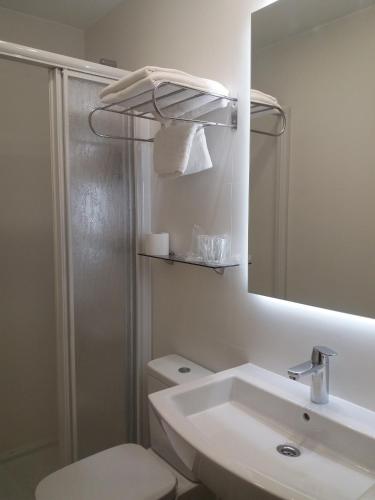 Double Room image 10