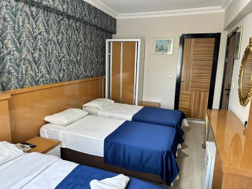 Quadruple Room image 9