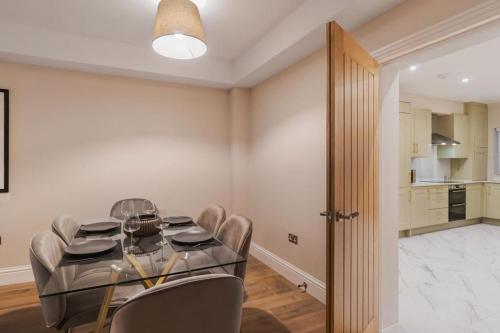 3BR Retreat, Allocated Parking, Private Garden - By Tempstay, Windsor (zdjęcie 6)