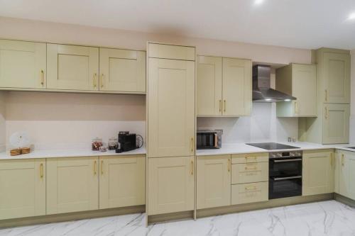 3BR Retreat, Allocated Parking, Private Garden - By Tempstay, Windsor (zdjęcie 8)