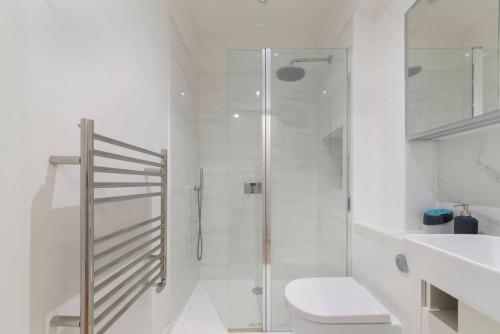 Stunning 1-bed Flat in London 20 mins from Central London, London (photo 9)