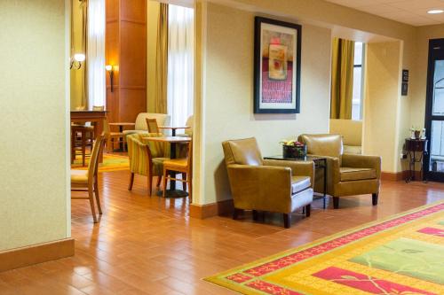 拉德克里夫/诺克斯堡希尔顿恒庭旅馆&套房酒店 拉德克里夫/诺克斯堡希尔顿恒庭旅馆&套房酒店