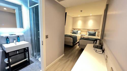 Twin Room image 10