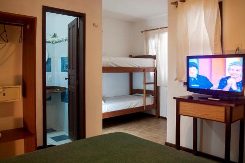 1 queen bed, 1 bunk bed
