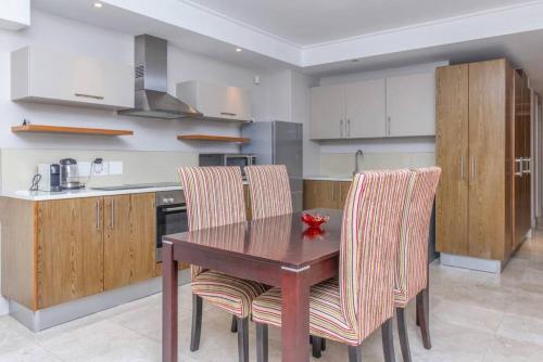 Stunning one bed on Cape Towns Waterfront Canal - NO LOAD SHEDDING - Tap to explore photos