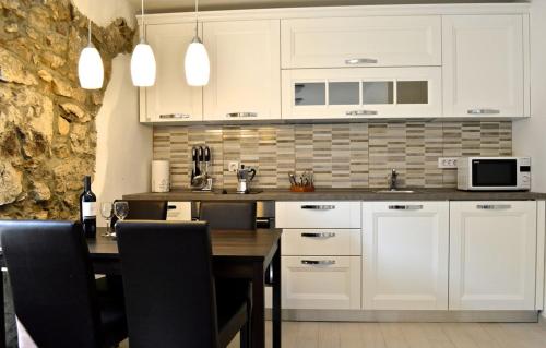 virtuve, 45m² 1 guļamistaba, 1 privāta vannas istaba Dzīvoklis Brest pod Učkom
 (Casa Nora) in Brest pod Učkom