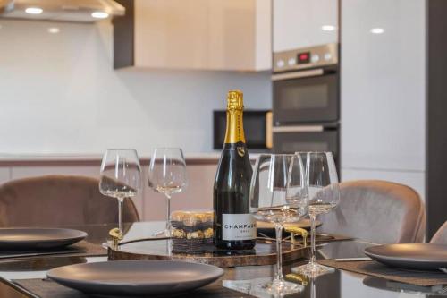 Luxury Penthouse - Castle Views - 2 Bed & Parking - By Tempstay, Windsor (foto 5)