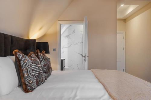 Luxury Penthouse - Castle Views - 2 Bed & Parking - By Tempstay, Windsor (foto 6)