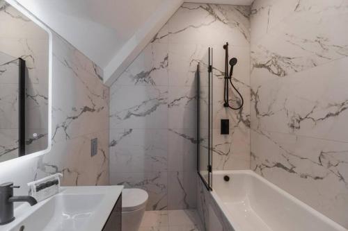 Luxury Penthouse - Castle Views - 2 Bed & Parking - By Tempstay, Windsor (foto 9)