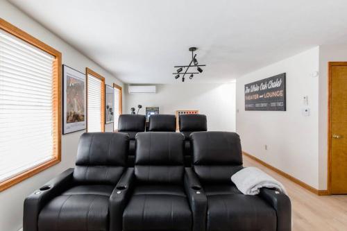 NEW! Welcome to the White Oak Chalet! Close to Skiing, 5 minute walk to the lake, with Hot Tub, Barrel Sauna, Theater, & Game Room in Albrightsville, USA