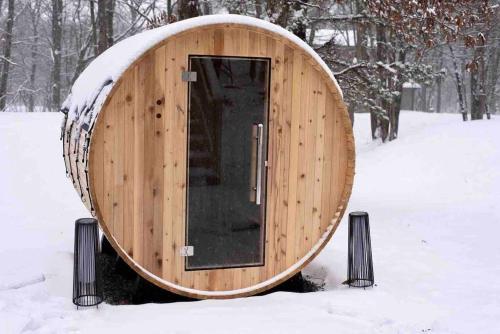 NEW! Welcome to the White Oak Chalet! Close to Skiing, 5 minute walk to the lake, with Hot Tub, Barrel Sauna, Theater, & Game Room in Albrightsville, USA