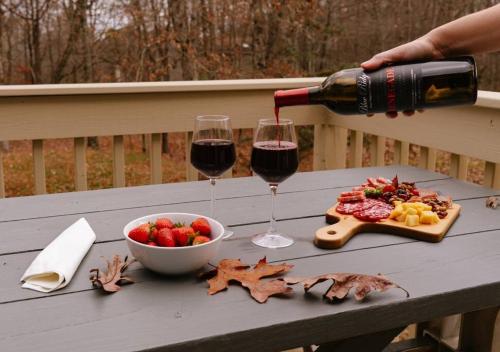 NEW! Welcome to the White Oak Chalet! Close to Skiing, 5 minute walk to the lake, with Hot Tub, Barrel Sauna, Theater, & Game Room in Albrightsville, USA