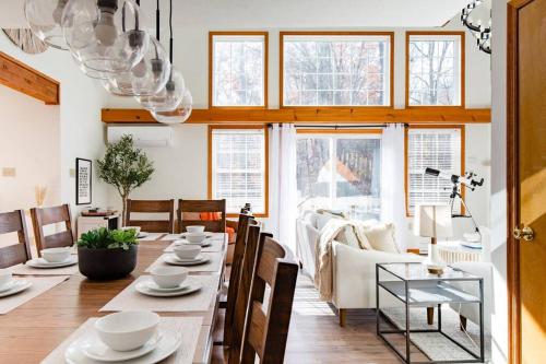 NEW! Welcome to the White Oak Chalet! Close to Skiing, 5 minute walk to the lake, with Hot Tub, Barrel Sauna, Theater, & Game Room in Albrightsville, USA