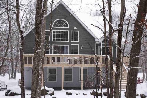 NEW! Welcome to the White Oak Chalet! Close to Skiing, 5 minute walk to the lake, with Hot Tub, Barrel Sauna, Theater, & Game Room in Albrightsville, USA