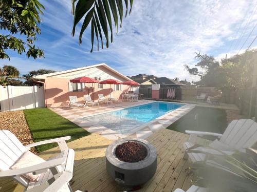 Luxury Villa 3 Blocks from the Beach with Pool a Fire Pit and Outdoor Oasis in Cape Canaveral, USA