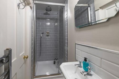 The Courtyard Georgian Apartment - 2 Bedrooms, Bath (photo 7)