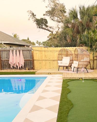 Luxury Villa 3 Blocks from the Beach with a Pool, Fire Pit and Outdoor Oasis in Cape Canaveral, USA