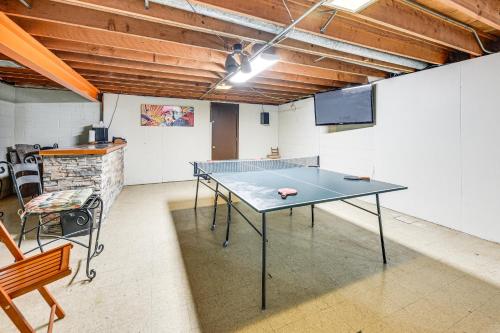 Convenient Racine Home 4 Mi to Lake Michigan! in 威斯康星州拉辛 (WI)