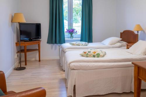 2 twin beds