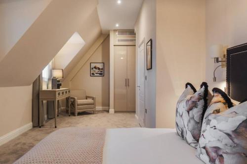 Spacious Luxury Penthouse, 2BR, Private Parking - By Tempstay, Windsor (fotografie 2)