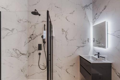 Spacious Luxury Penthouse, 2BR, Private Parking - By Tempstay, Windsor (fotografie 6)