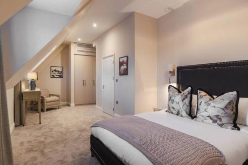Spacious Luxury Penthouse, 2BR, Private Parking - By Tempstay, Windsor (fotografie 7)