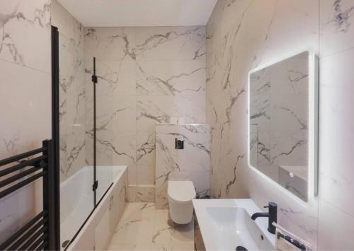 Spacious Luxury Penthouse, 2BR, Private Parking - By Tempstay, Windsor (fotografie 8)