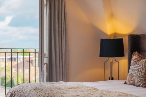 Spacious Luxury Penthouse, 2BR, Private Parking - By Tempstay, Windsor (fotografie 10)