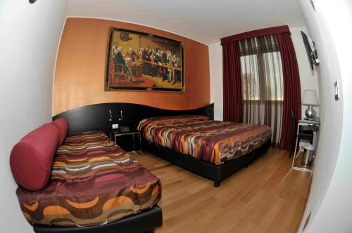 Standard Double Room image 8