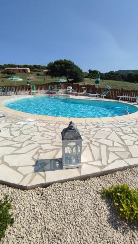  agriturismo gli olivastri, appartamento la rosa dei venti con piscina e solarium , vista mare ,climatizzatore ,wifi in Aglientu