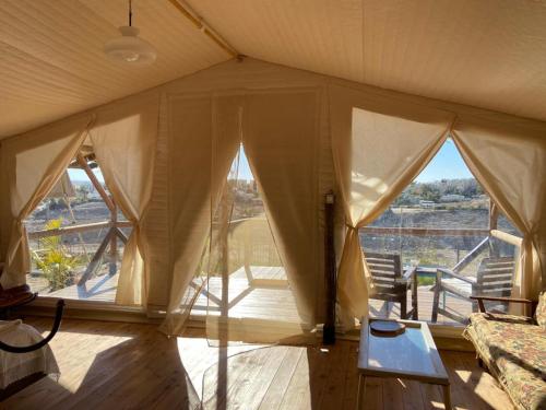 למדבר- חווית גלמפינג במדבר in Hatsavim