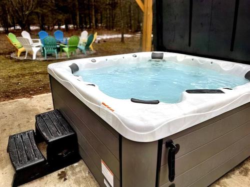 The Goat and Cherry - HOT TUB! Firepit, 1 mile to SB, Dogs Allowed!