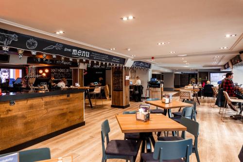 Village Hotel Manchester Cheadle - image 5