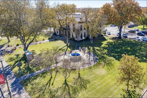 Modern Farmhouse with HotTub Fire Pit & Games! in Fredericksburg, USA