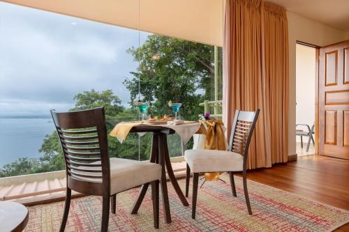 523414802 Issimo Suites (Adults Only)