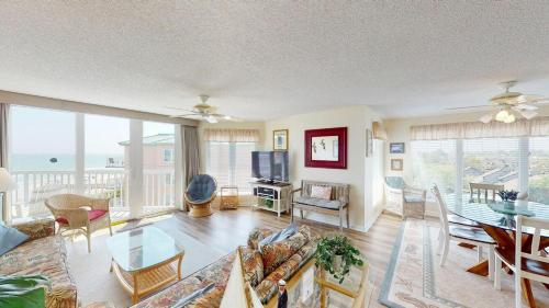 Beachfront Haven 2BR Retreat Litchfield By the Sea in Pawleys Island, USA