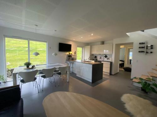 Luxury Cottage with Stunning Views - Okkara summarhús við Gjógv (Luxury Cottage with Stunning Views - Okkara summarhus við Gjogv) in Gjogv