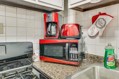 Quaint St Louis Home about 6 Mi to Downtown!