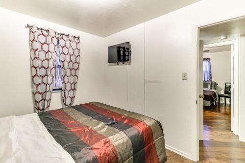 Quaint St Louis Home about 6 Mi to Downtown!