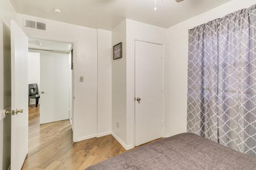 Quaint St Louis Home about 6 Mi to Downtown!