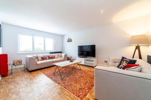 Hidden treasure 2 BR ground floor apt, Brentford