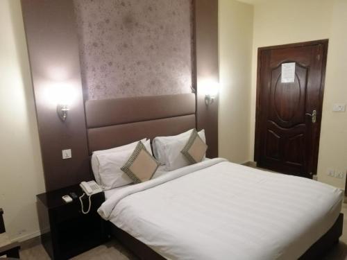 Shelton Hotel Lahore - image 8