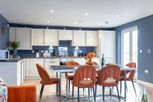 Elliot Oliver - Luxury Three Bedroom Town Centre Apartment With Parking 2