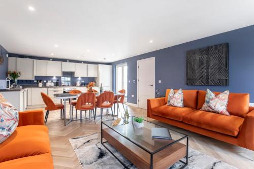 Elliot Oliver - Luxury Three Bedroom Town Centre Apartment With Parking 3